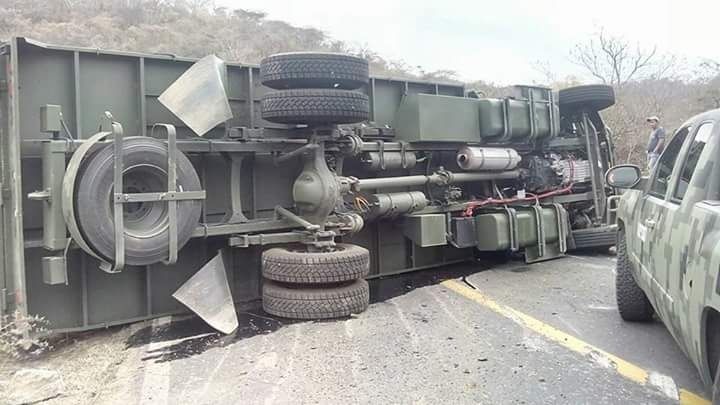 Volcadura de camión de militares en Guerrero deja 2 muertos y 10 heridos - 20160308165824