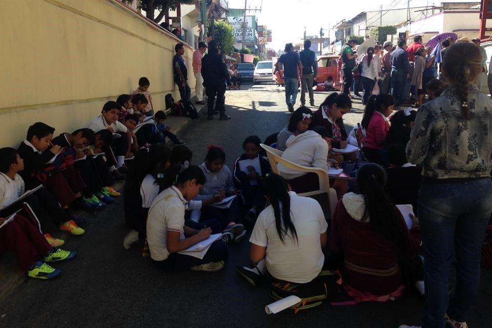 Alumnos de primaria toman clases en calles de Chilpancingo