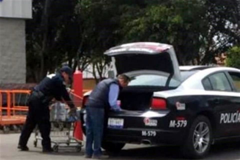 Exhiben a Secretario de Seguridad de Querétaro por ir al super en patrulla - 2805170