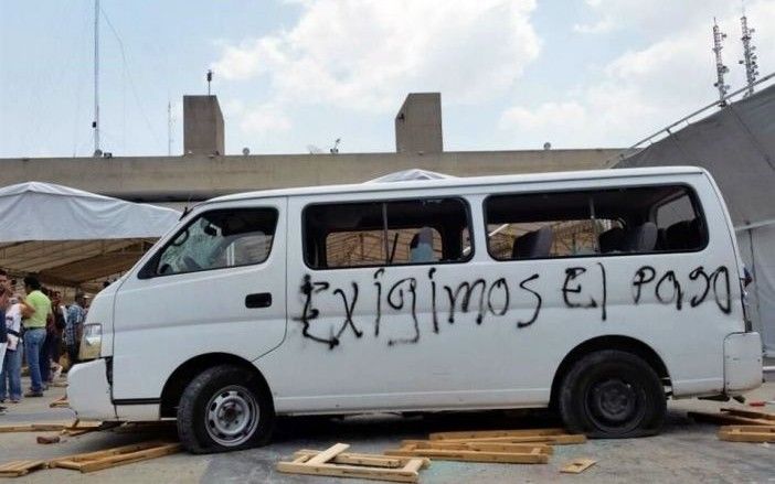 Normalistas vandalizan Zócalo de Tuxtla Gutiérrez