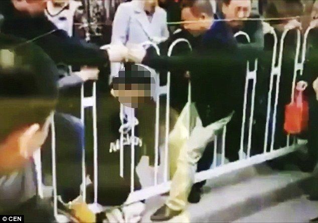 Mujer embarazada muere al quedar atrapada en una reja - 32AAB67D00000578-0-image-a-7_1459326844523