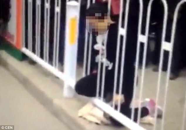 Mujer embarazada muere al quedar atrapada en una reja - 32AAB68B00000578-3515231-image-m-3_1459328198611