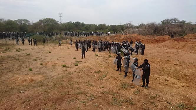 Policías federales se enfrentan a la CNTE en Oaxaca - 364cafd7-7219-457d-9c80-ee898a75ee3b