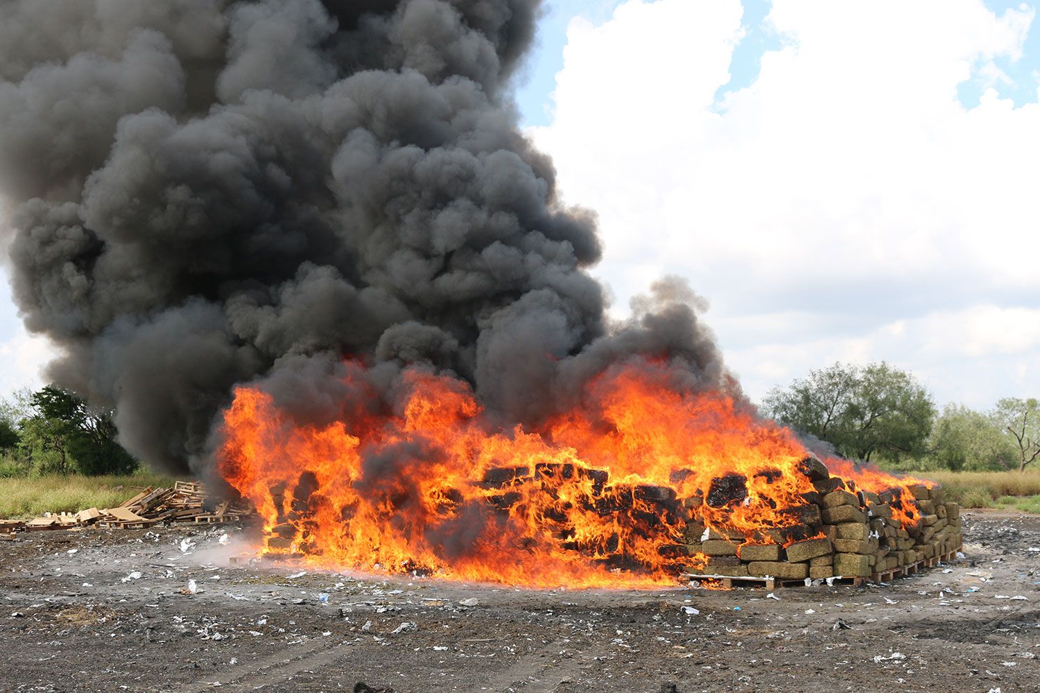 PGR quema más de 24 toneladas de drogas en Sonora