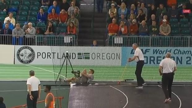 Video: atleta golpea a fotógrafo con bola de 4 kilos