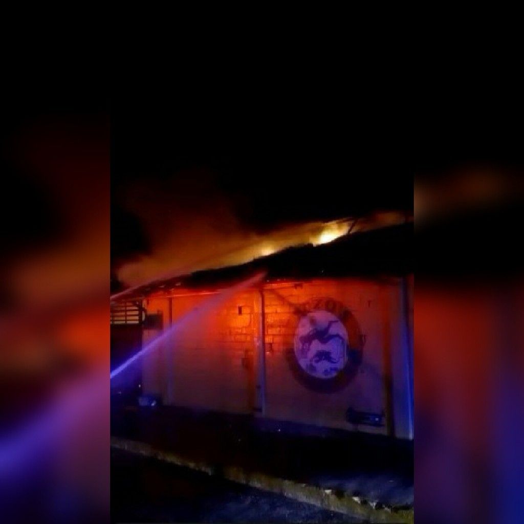 Se incendia restaurante en Acapulco - 79f0ff57-8590-4922-b781-63f57ff22018-1024x1024