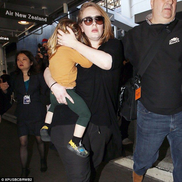 Hackean cuenta de Adele y revelan fotos íntimas - Adele-hijo-xpusbcbrwb2