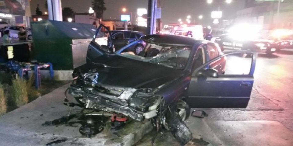 Atropella a peatón y se impacta 50 metros después