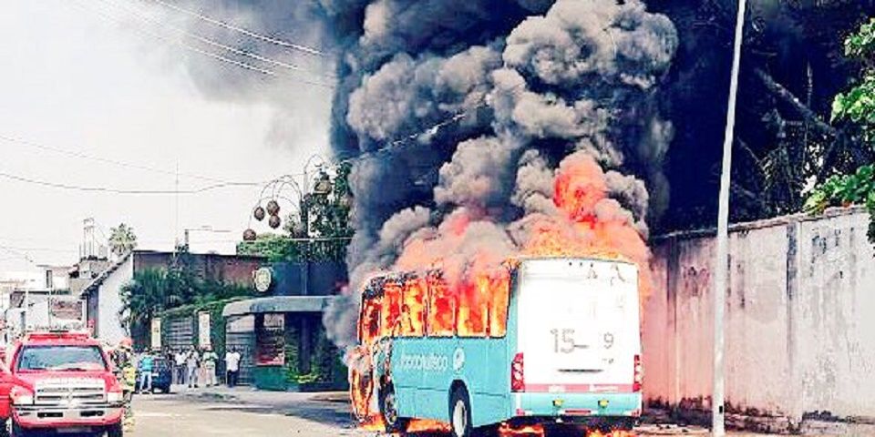 Falla en batería hace arder autobús en Tapachula