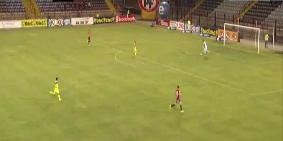 Video: el error increíble del portero que termina en gol