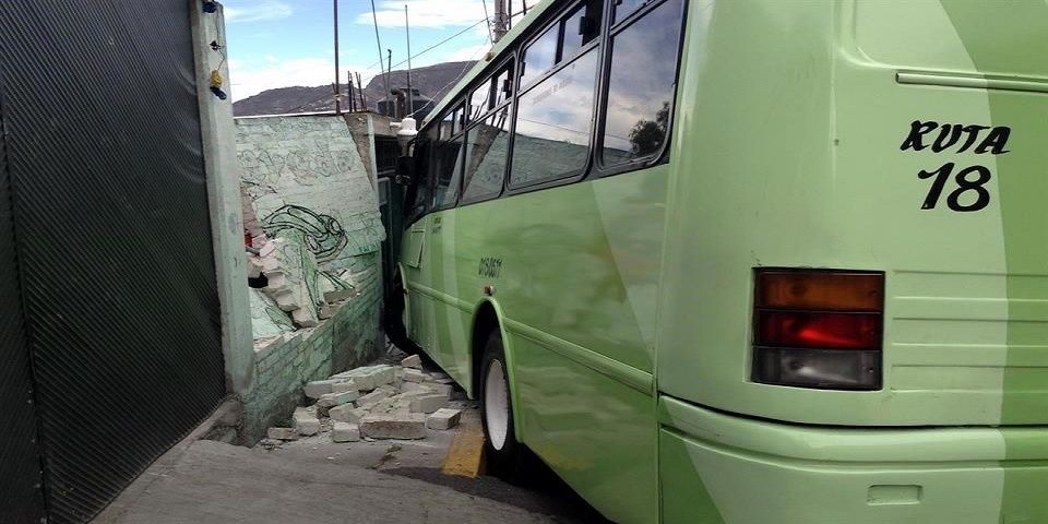 Camión se queda sin frenos e impacta contra una casa en la GAM