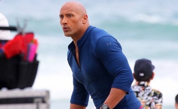 'La Roca' revela primera imagen de 'Guardianes de la Bahía' - Baywatch