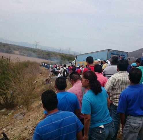 Policías federales se enfrentan a la CNTE en Oaxaca - CNTE-Juchitan-4mar-EfrainESol