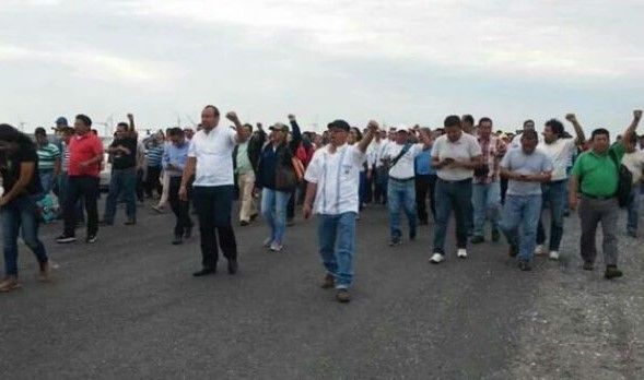 Policías federales se enfrentan a la CNTE en Oaxaca