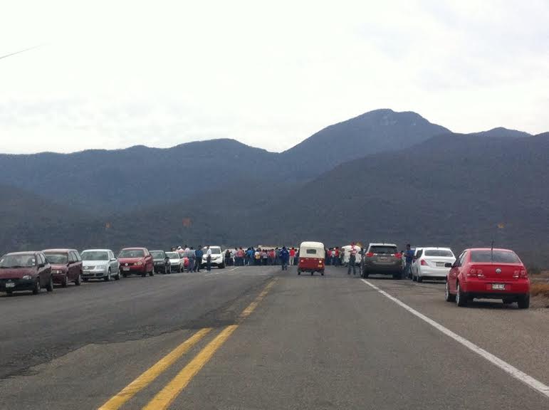 CNTE bloquea carretera por inauguración de parque eólico