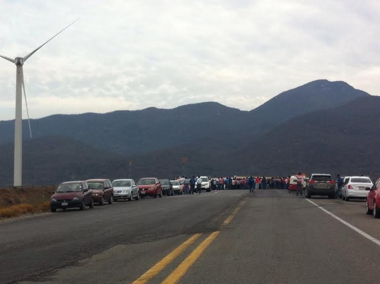 CNTE bloquea carretera por inauguración de parque eólico - CNTE-bloquea-venta-Quadratin4
