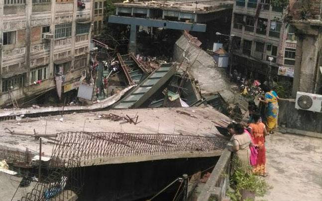 Al menos 15 muertos por derrumbe de puente en India Al menos 15 muertos por derrumbe de puente en India