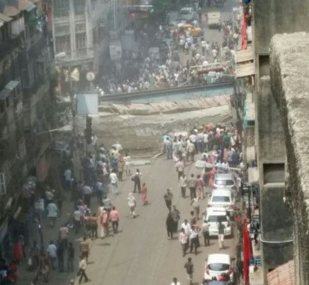 Al menos 15 muertos por derrumbe de puente en India - Calcuta-puente-colapsado-ShivAroor