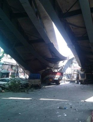 Al menos 15 muertos por derrumbe de puente en India - Calcuta-puente-colapsado-ShivAroor2