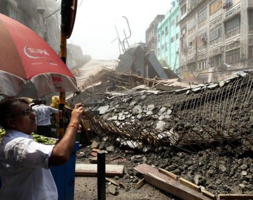 Al menos 15 muertos por derrumbe de puente en India - Calcuta-puente-colapsado-ShivAroor3