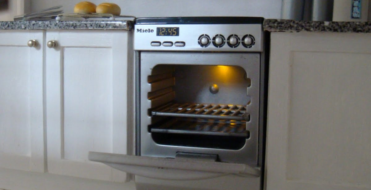 Mujer causa quemaduras a su hija al meterla al horno