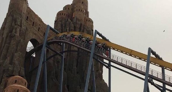 Por ave quedan boca abajo en montaña rusa china