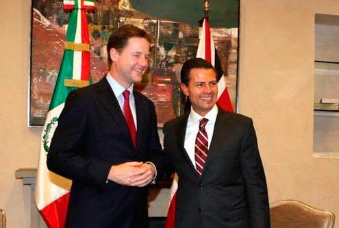 EPN condecora con Orden del Águila Azteca a ex viceprimer ministro del Reino Unido - CcmIUMyUcAAm7TH