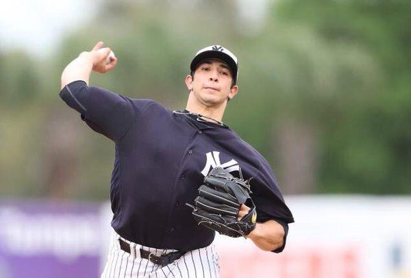 Pitcher mexicano jugará con los Yankees de Nueva York - Ce50AW5UUAA-p79
