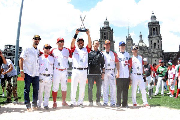 Carlos Valencia se corona campeón del Home Run Derby del Zócalo - Cebk8H3WQAAeTR_