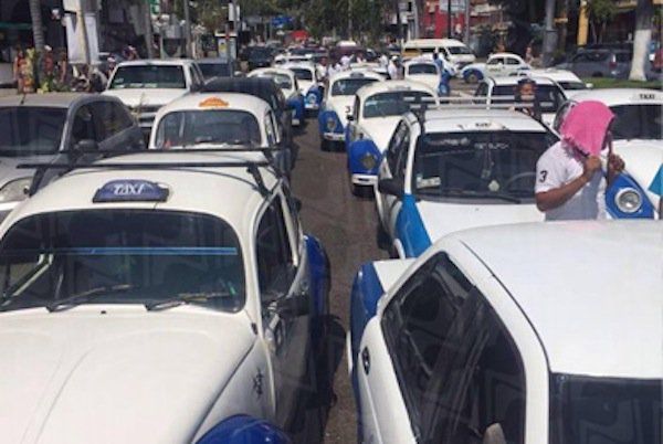 Taxistas bloquean la Costera Miguel Alemán en Acapulco. - Cep0sWjW4AAkzPY
