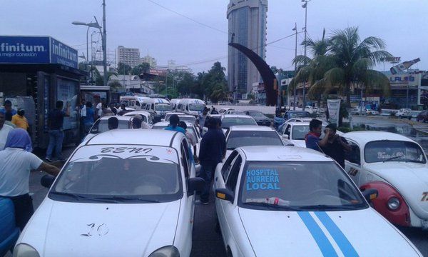 Taxistas bloquean la Costera Miguel Alemán en Acapulco.