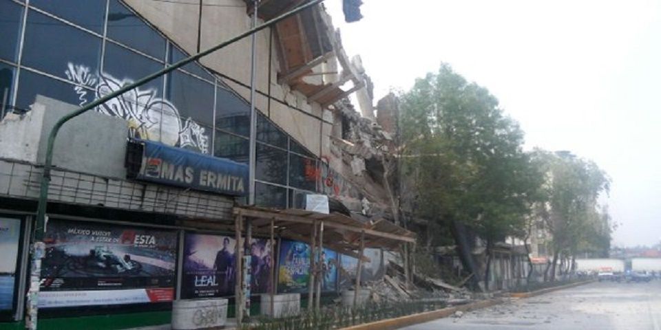 Colapsa muro del Cine Ermita