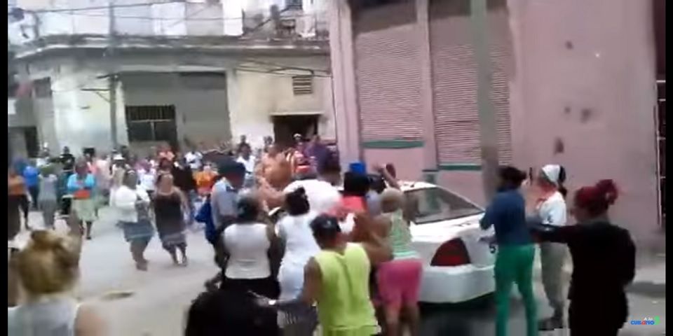 Video: vecinos salvan a disidente de ser detenida en Cuba