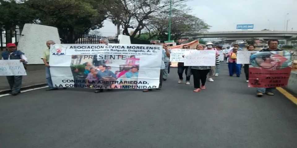 Lanzan huevos y jitomates al Palacio Municipal de Cuernavaca