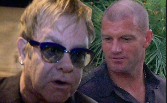 Denuncian a Elton John por acoso sexual