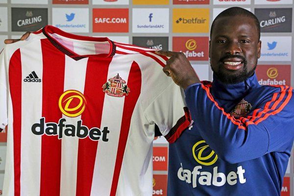 FIFA inhabilita a Emmanuel Eboué por deuda a exrepresentante - Emmanuel-Eboue-sunderland