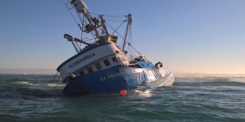 Atienden autoridades encallamiento de barco “Cachanilla”