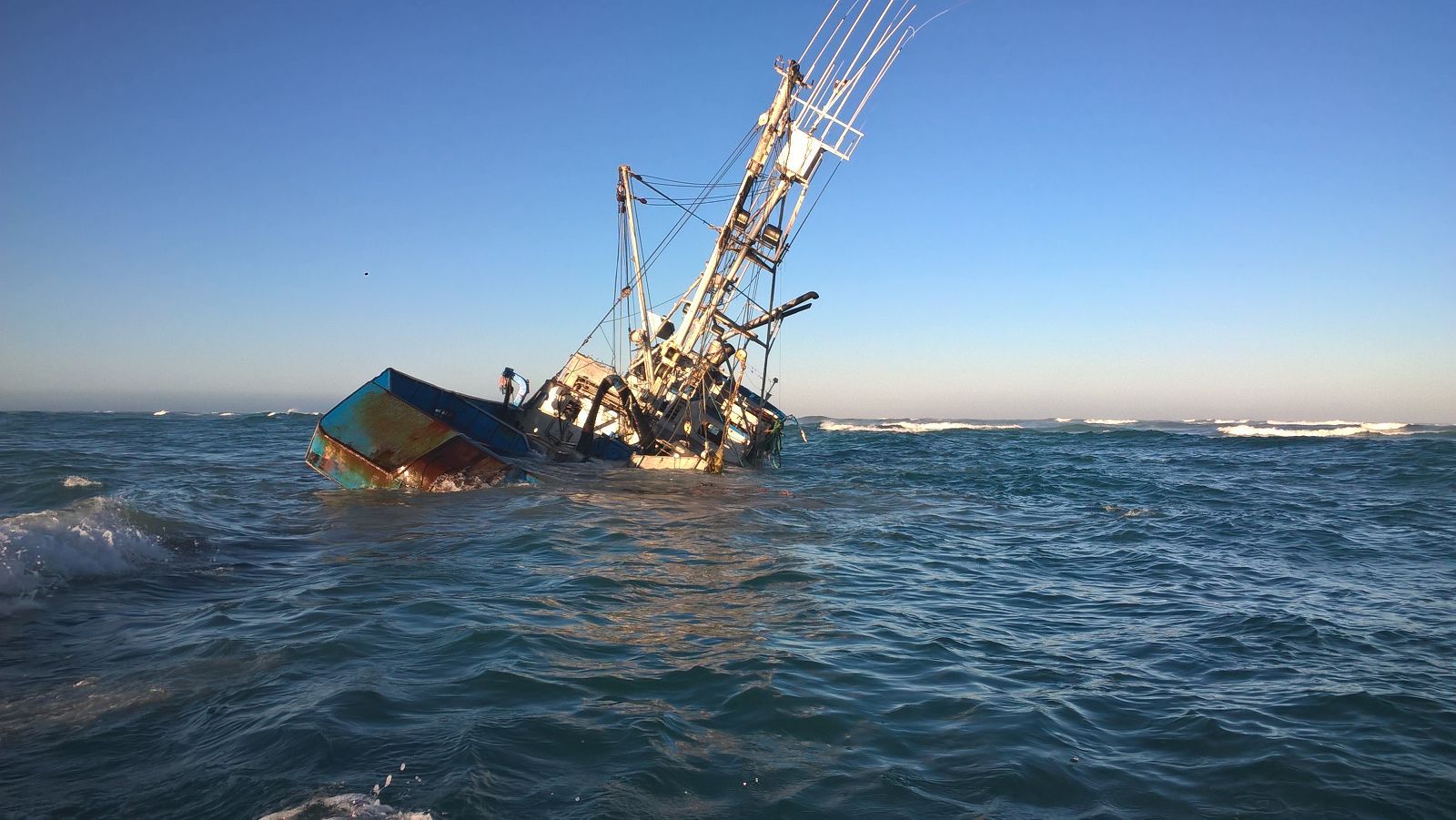 Atienden autoridades encallamiento de barco "Cachanilla" - Encallamiento-Cachanilla-4