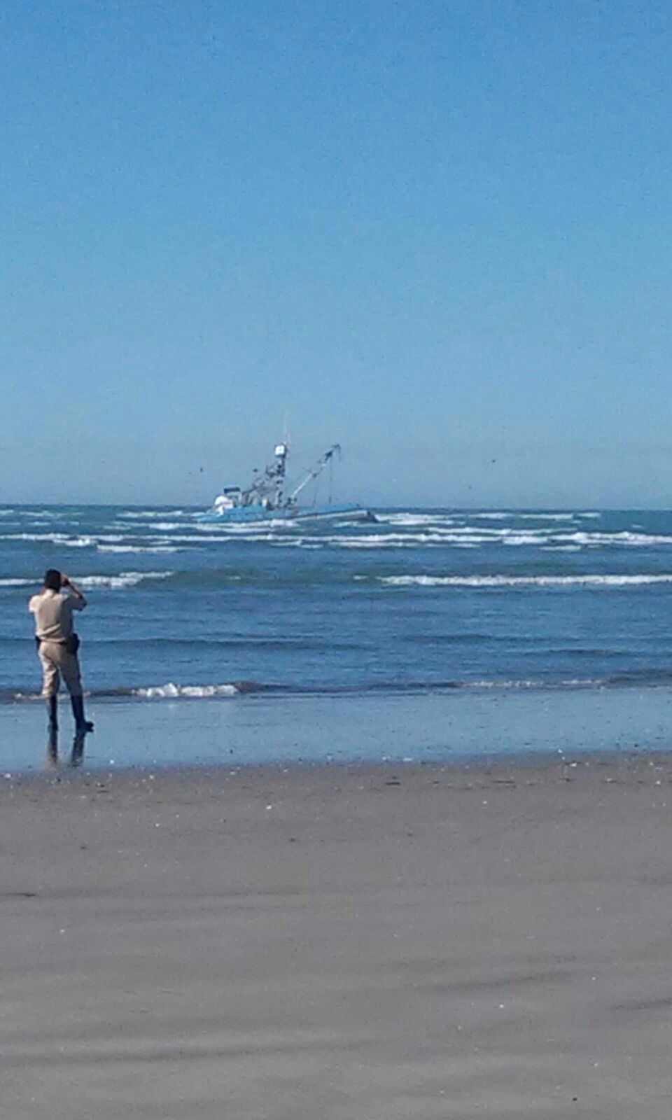 Atienden autoridades encallamiento de barco "Cachanilla" - Encallamiento-Cachanilla-9