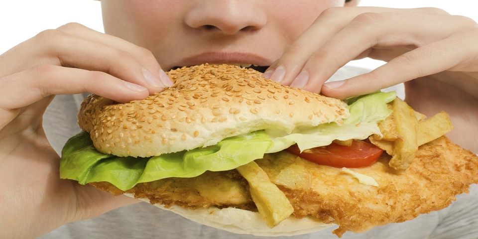 Estudio señala que no dormir bien aumenta antojos por comida