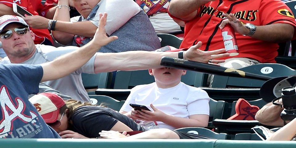 Imágenes: aficionado salva a su hijo de ser golpeado con un bat