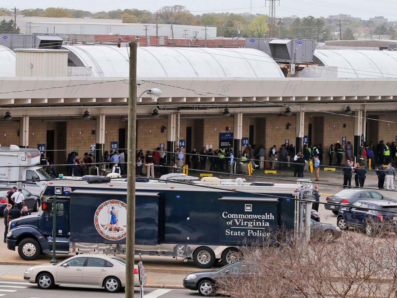 Mueren policía y sospechoso de tiroteo en Virginia - Greyhound-autobuses-AP