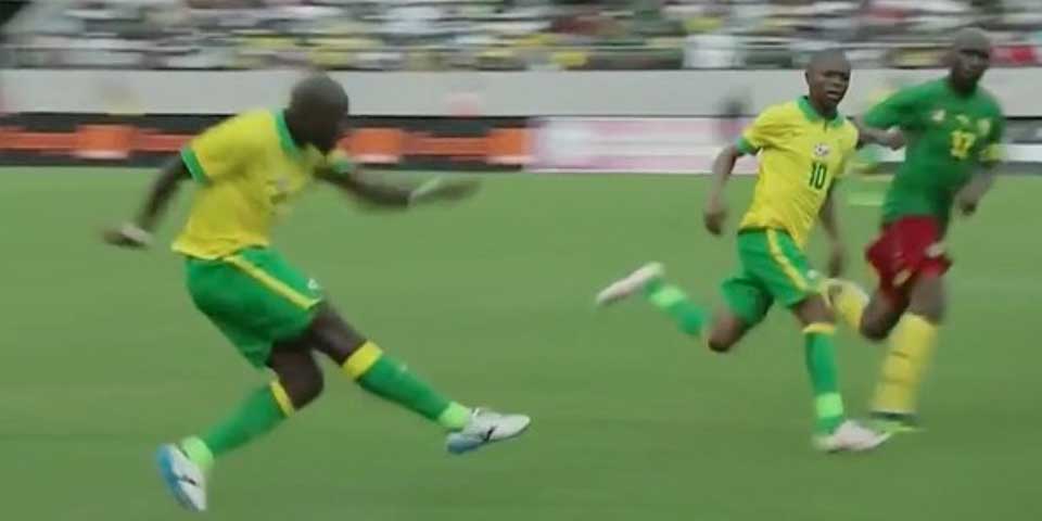 Video: golazo de media cancha en el Camerún vs Sudáfrica