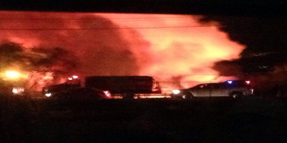 Fuerte incendio en pastizales de Cuemanco