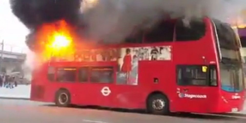 Video: fuerte incendio de autobús de dos pisos en Londres