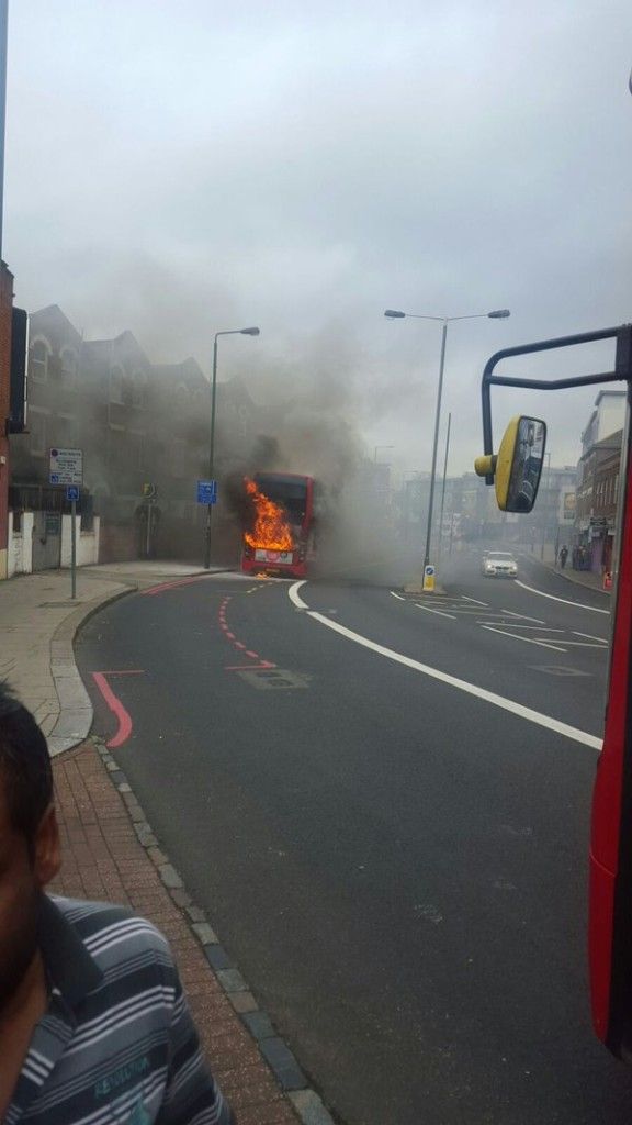 Video: fuerte incendio de autobús de dos pisos en Londres - Incendio-Londres-Double-Decker-Autobús-576x1024