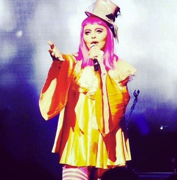 Madonna aparece vestida de payaso en concierto - Madonna-Instagram