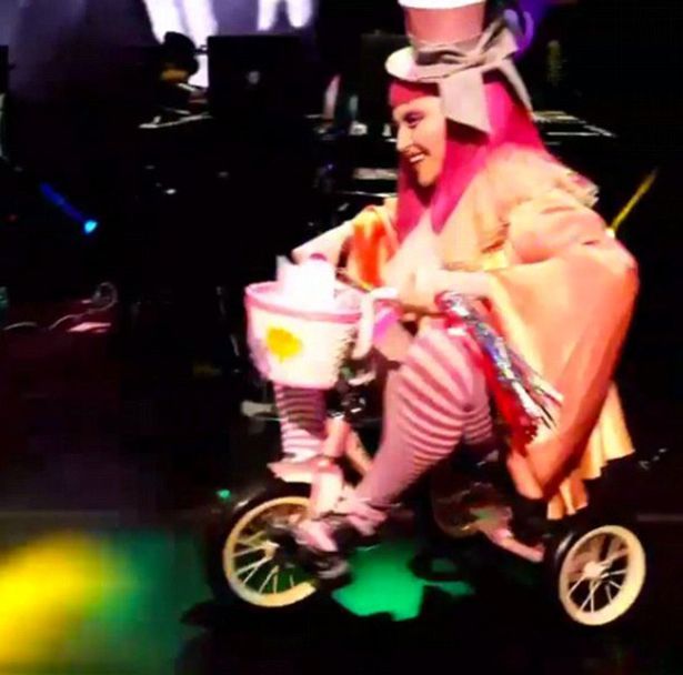 Madonna aparece vestida de payaso en concierto - Madonna-triciclo-billroseplace2006