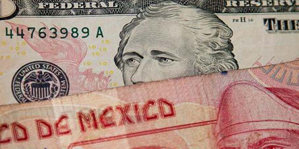 Dólar cierra hasta en 17.63 pesos