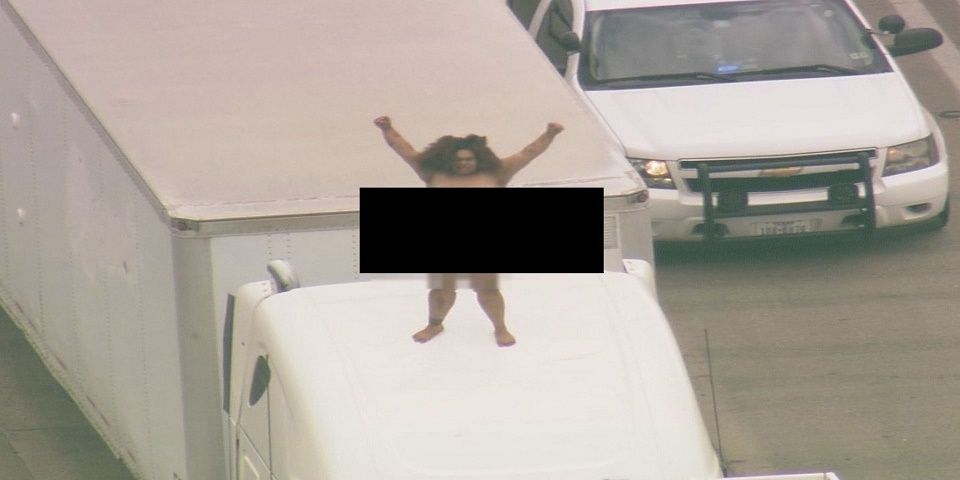 Mujer bailando desnuda colapsa tránsito en Houston